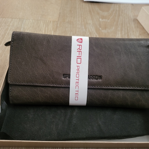 Spikes & Sparrow Leather Woman's Wallet NWT - Picture 1 of 9